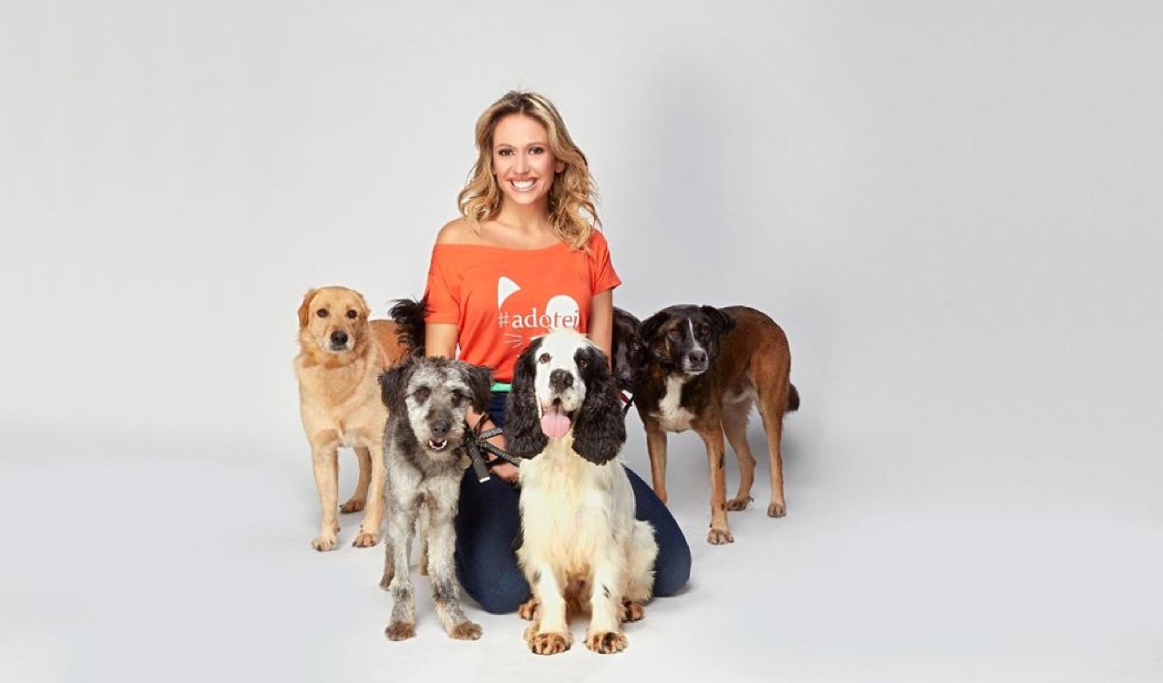 luiza mell posa com quatro cachorros